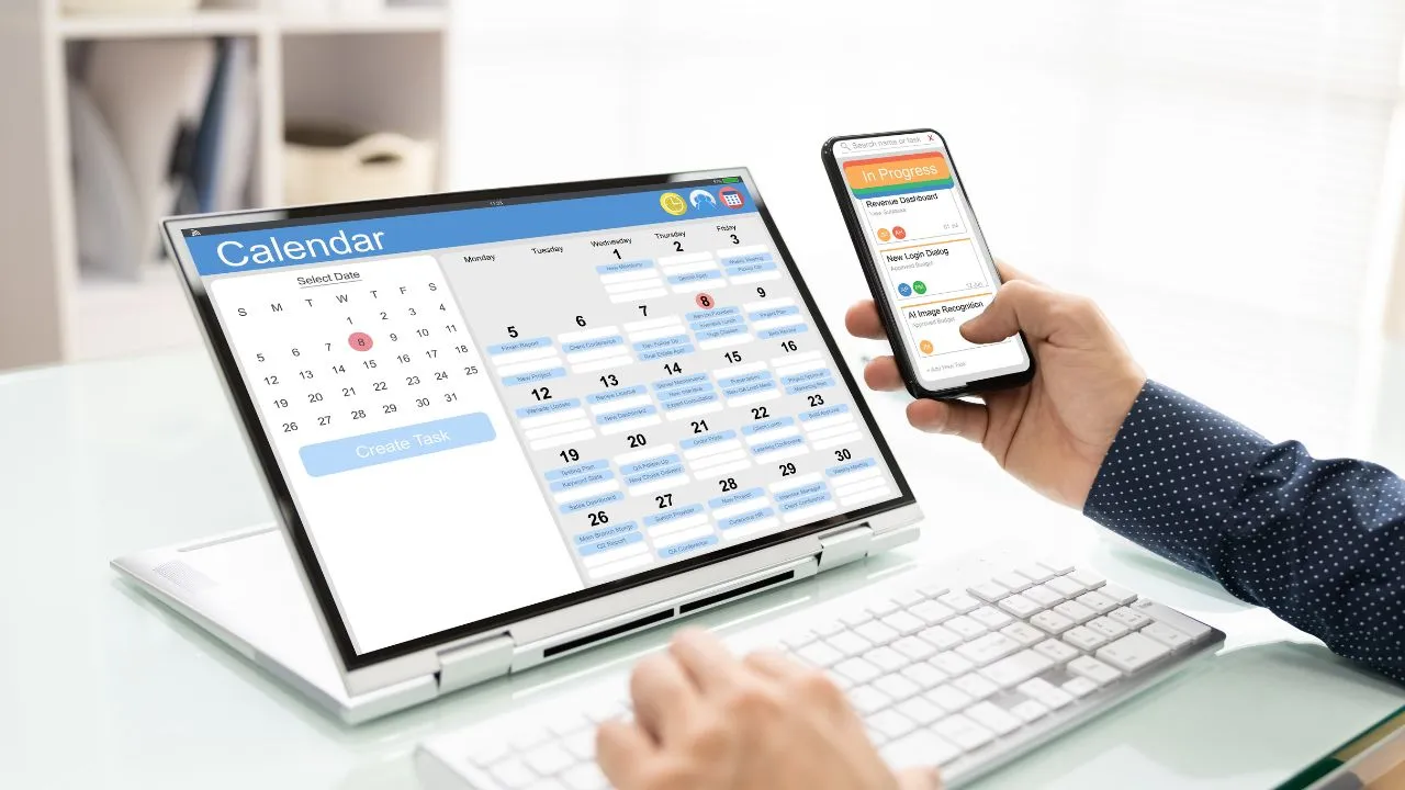 Nurse syncing schedule using Nursa app with UKG